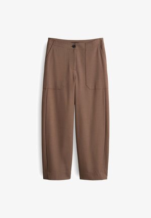 Pantalons marron à jambes larges en tissu lisse. Présentent deux poches avant et une fermeture à bouton. Ourlets droits sans revers.
