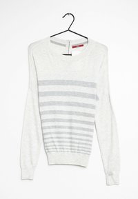 Jasnoszary sweter z poziomymi ciemnoszarymi paskami, okrągłym dekoltem, długimi rękawami i ściągaczami. Wiszący na czarnym haku.