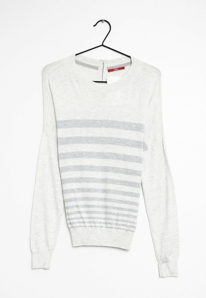 Jasnoszary sweter z poziomymi ciemnoszarymi paskami, okrągłym dekoltem, długimi rękawami i ściągaczami. Wiszący na czarnym haku.