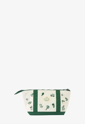 Kleine weiße und grüne Tasche mit Reißverschluss, verziert mit grünen Golf-bezogenen Symbolen und einem Etikett mit der Aufschrift "The Flat Lay Co country club."