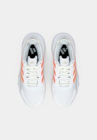 Άσπρα αθλητικά παπούτσια με πορτοκαλί τριπλή ρίγα, επάνω μέρος από υφασμάτινο πλέγμα με υφή, κλείσιμο με κορδόνια και ευδιάκριτη μαλακή σόλα.