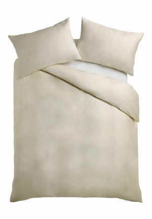 Beige Bettbezug-Set mit zwei passenden Kissenbezügen auf einer weißen Matratze arrangiert, eine Ecke der Bettdecke leicht zurückgefaltet.