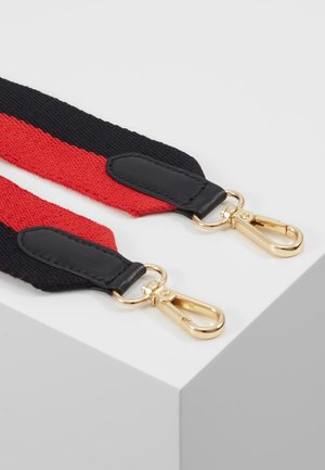 Rood-zwart geweven tasriem met zwarte leren uiteinden en gouden metalen draaiklemmen op een witte ondergrond.