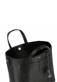 Borsa a spalla in pelle perforata nera con motivi circolari, due manici robusti e chiusura a pulsante. L'interno è ampio e non foderato.