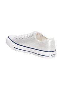 Sneakers low-top in tela argentata glitter con punta e suola in gomma bianca, striscia blu decorativa e lacci bianchi. Nome del marchio "CREEKS" sul tallone.