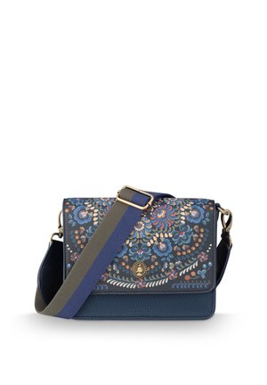 Rechthoekige navyblauwe crossbodytas met meerkleurig bloemenpatroon op de klep en verstelbare blauw- en olijfgroene gestreepte band.