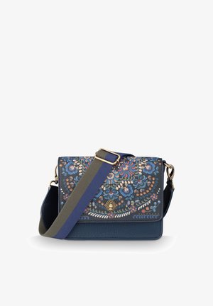Rechthoekige navyblauwe crossbodytas met meerkleurig bloemenpatroon op de klep en verstelbare blauw- en olijfgroene gestreepte band.