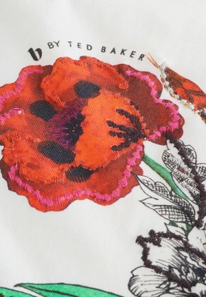 Pachet floral brodat pe țesătură albă, cu detalii vibrante în culorile roșu și negru pentru flori, înconjurat de frunze verzi, având o broderie multicoloră.