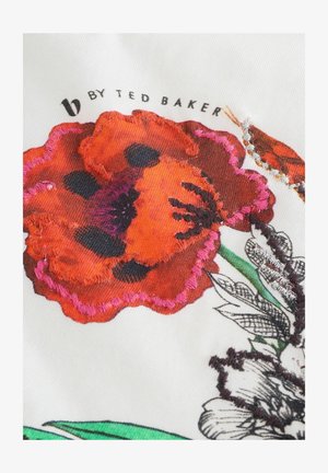 Bestickter Blumenpatch auf weißem Stoff mit lebendigen roten und schwarzen Blütendetails, umgeben von grünen Blättern und mit bunten Stichen verziert.