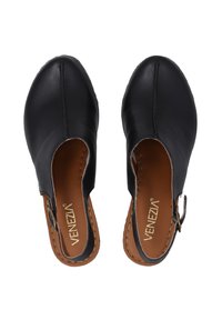 Schwarze Leder-Slipper mit geschlossenen, abgerundeten Zehen, offenen Fersen, seitlichen Schnallen und hellbraunen Innensohlen mit der Marke "Venezia", von oben betrachtet.