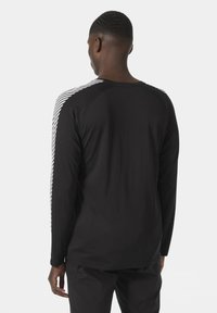 Zwarte langemouwen shirt van een textuurstof, met witte diagonale strepen op de schouders en een ronde halslijn.