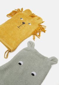 Zwei Kinderhandtücher: ein gelbes Löwendesign mit strukturiertem Mähne und Gesichtszügen; ein weicher grüner Bär mit runden Augen und Ohrakzenten.