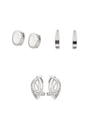 Ezüst fülbevaló szett. Két pár: kerek kristálydíszes pötty fülbevalók, és ívelt, díszmintás kivágásokkal és apró kristályokkal díszített lógó fülbevalók.