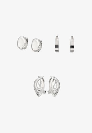 Ezüst fülbevaló szett. Két pár: kerek kristálydíszes pötty fülbevalók, és ívelt, díszmintás kivágásokkal és apró kristályokkal díszített lógó fülbevalók.