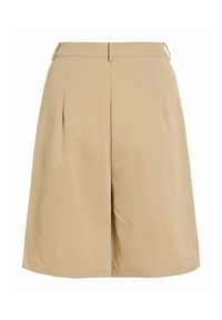 Jupe beige longueur genou avec passants de ceinture, une couture avant et des plis subtils de chaque côté, présentée sur fond blanc.