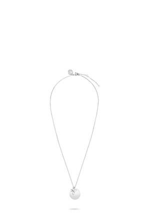Collier en argent avec un pendentif circulaire plat orné d'un petit accent floral, suspendu à une chaîne fine à longueur réglable.