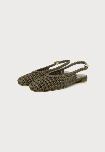 Paire de ballerines tissées vert olive avec bouts arrondis et petite boucle dorée sur fond beige.
