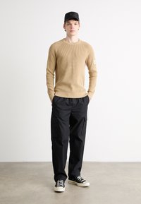 Calvin Klein Jeans BADGE EASY SWEATER - Trui - travertine