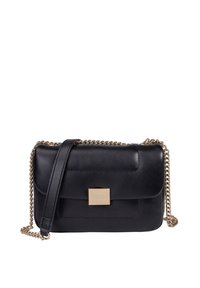 Borsa a spalla in pelle nera con un design trapuntato, tracolla in catena dorata, chiusura a scatto magnetico e dettaglio rettangolare in metallo dorato.
