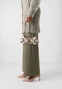 Guess MINTHA MINI TOP ZIP BAG - Ručna torba - latte/stone
