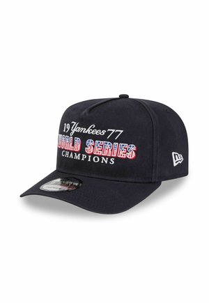 Schwarze Baseballkappe mit der Stickerei "19 Yankees 77 World Series Champions", wobei die Wörter "World Series" in den Farben der amerikanischen Flagge gestaltet sind.