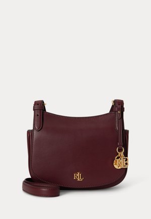 Mørkebrun læder crossbody taske med justerbar rem, guldfarvet RLL-logo foran og guldfarvet vedhæng hængende i siden.