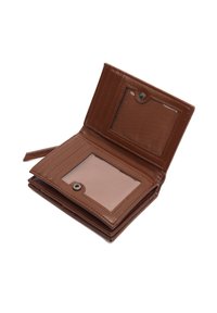 Smeđi kožni novčanik s višestrukim utorima za kartice, prozirnim prozorom za osobnu iskaznicu i preklopnim zatvaranjem. Tekstuirana površina i pravokutni oblik.