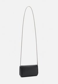 Borsa a tracolla nera in pelle liscia, con una forma rettangolare elegante, tracolla in catena metallica e dettaglio del logo impresso sul davanti.