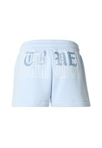 Shorts en coton bleu clair avec une taille élastique, ornés de grandes lettres blanches et d'accents métalliques. Coupe mi-cuisse.