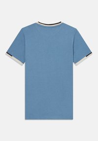 Blauwe t-shirt met korte mouwen, ribgebreide manchetten en halsrand, met crèmekleurige, lichtblauwe en marineblauwe streepaccenten.