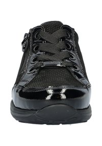 Zwarte sportschoenen met een glanzende lakafwerking, textuurstof en een versterkt vetersysteem. Voorzien van een gegraveerd logo en een soepele rubberen zool.