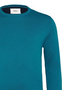 Türkisfarbener Baumwollpullover mit Rundhalsausschnitt und geripptem Textur. Verfügt über dezente Stickdetails und ein Etikett am Ausschnitt.