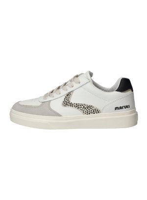 Witte lage sneaker met lichtgrijze suède accenten, zwart gespikkeld patroon aan de zijkant, zwart hielstuk, beige veters en het "MARVEL"-logo op de zool.