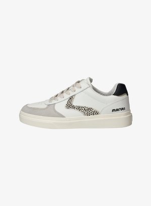 Witte lage sneaker met lichtgrijze suède accenten, zwart gespikkeld patroon aan de zijkant, zwart hielstuk, beige veters en het "MARVEL"-logo op de zool.