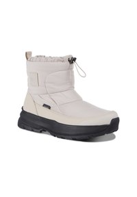 Světlé béžové zateplené boty s texturovaným textilním svrškem, nastavovací elastický límec a černou gumovou podrážkou. Obsahují polstrovaný límec a detail loga.