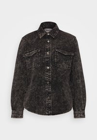 Giacca di denim in nero sbiadito con due tasche sul petto, pattina con bottoni e colletto. Presenta un tessuto testurizzato e cuciture a contrasto.
