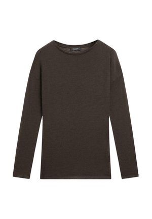 Dlouhý rukáv topu z tmavě hnědé látky s kulatým výstřihem a knoflíkovými akcenty na levé straně, nabízí pohodlný střih a hladkou texturu.