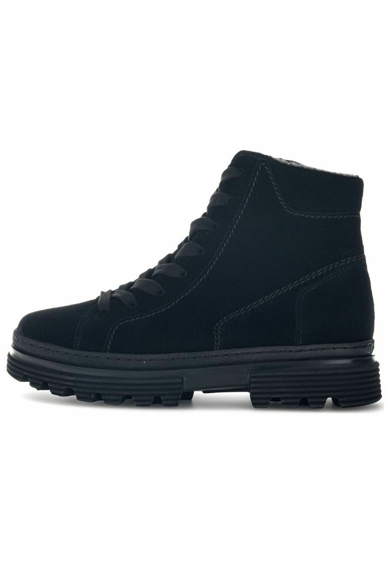 Baskets montantes noires en daim, avec une finition texturée, un bout rond et une semelle robuste avec un profil marqué, accompagnées de lacets noirs.