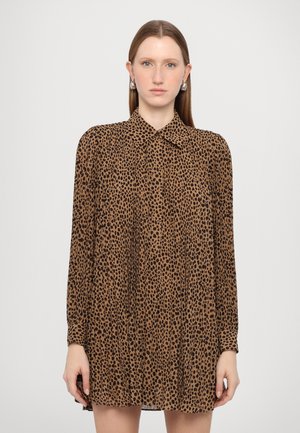 Abito in stampa animale marrone con maniche lunghe e colletto. Tessuto leggero con una vestibilità ampia e una texture sottile.