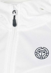 Witte zip-up hoodie met textuurstof, een zwart logo op de borst en een zwart verstelbaar koord bij de kraag.
