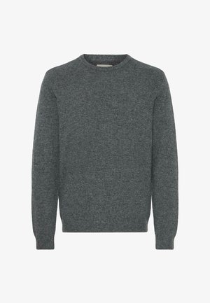 Hallide kraeusketriga, mis on valmistatud tekstuuriga kudumriidest. Omab pikki varrukad ja soonikkoes käe- ning alläärte. Ilma mustrite või eristuvate aktsentideta.