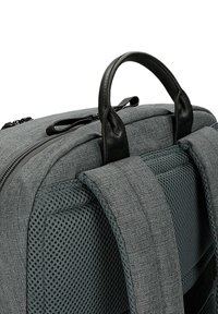 Sac à dos en tissu gris avec des accents en cuir noir, doté d'une fermeture éclair, de bretelles en maille rembourrées et d'un extérieur texturé.