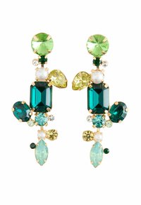 Goldfarbene Ohrringe, verziert mit verschieden geformten grünen und blauen Edelsteinen, darunter im Smaragdschliff, rund und birnenförmig, mit einer Mischung aus Texturen und Oberflächen.