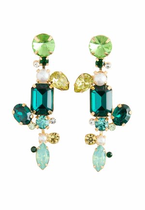 Goldfarbene Ohrringe, verziert mit verschieden geformten grünen und blauen Edelsteinen, darunter im Smaragdschliff, rund und birnenförmig, mit einer Mischung aus Texturen und Oberflächen.