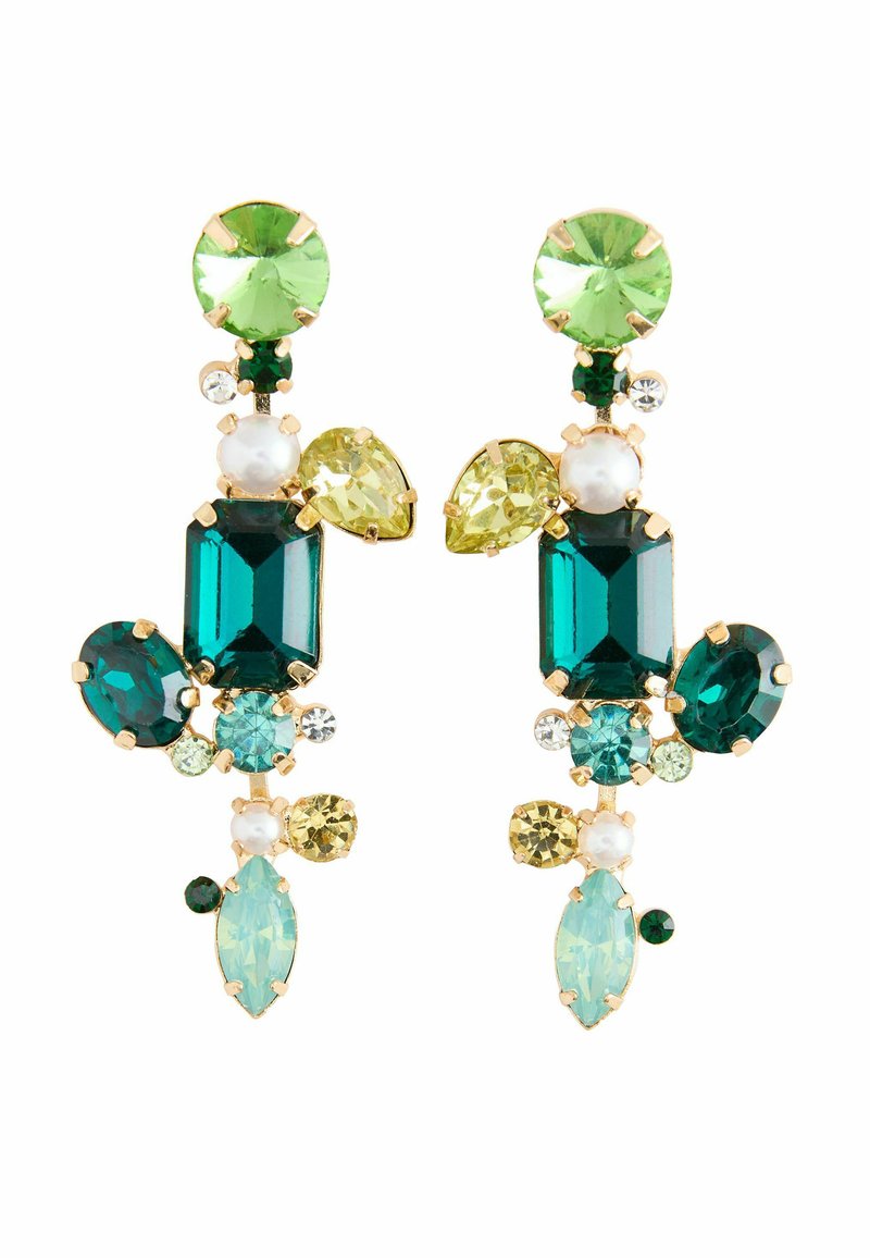 Goldfarbene Ohrringe, verziert mit verschieden geformten grünen und blauen Edelsteinen, darunter im Smaragdschliff, rund und birnenförmig, mit einer Mischung aus Texturen und Oberflächen.