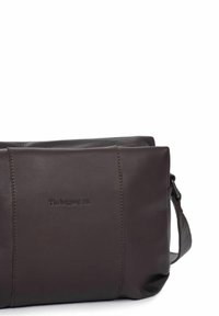 Bolso de hombro de cuero marrón con forma rectangular, que presenta paneles cosidos y un discreto logo en relieve en la parte frontal. Correa ajustable.