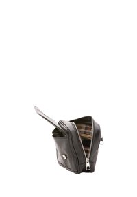 Sac en cuir noir de forme triangulaire, avec fermeture éclair et doublure intérieure en tartan. Équipé d'une petite poignée et de quincaillerie de couleur argent.