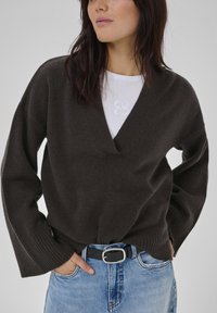 My Essential Wardrobe HUXI V-NECK - Svetr - espresso