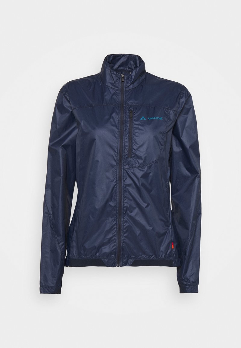 Marinblå lättviktsjacka med hög krage, framzip och bröstficka. Har ett strukturerat, vattenavvisande tyg.