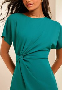 Lipsy TWIST SIDE ROUND NECK MIDI - Trikotaažkleit - teal blue